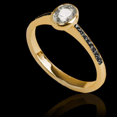 Bague de fiançailles diamant forme ovale pavage diamant noir or jaune Moon