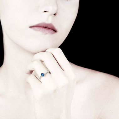 Bague saphir bleu forme ovale pavage diamant or blanc Moon